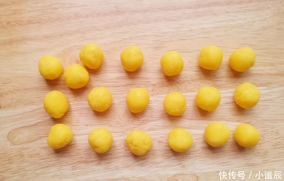 鸡蛋别再炒着吃了,做成小零食,酥香可口,孩子一口气能吃10个