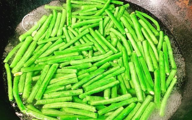 炒豆角,有人先焯水,有人直接就炒教你饭店大厨的做法,太香了