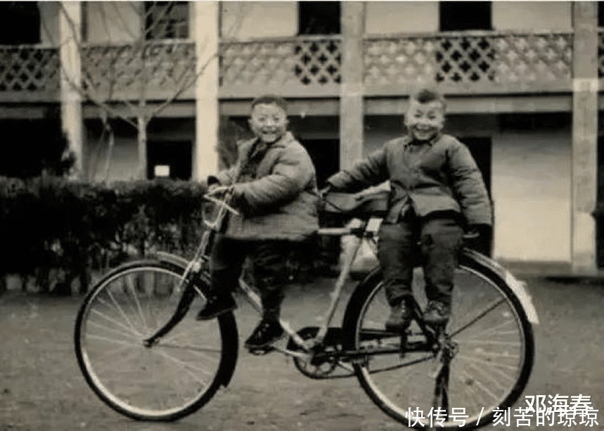 怀旧之二八大杠自行车还记得扶着车子滑两步再跨上车的动作吗