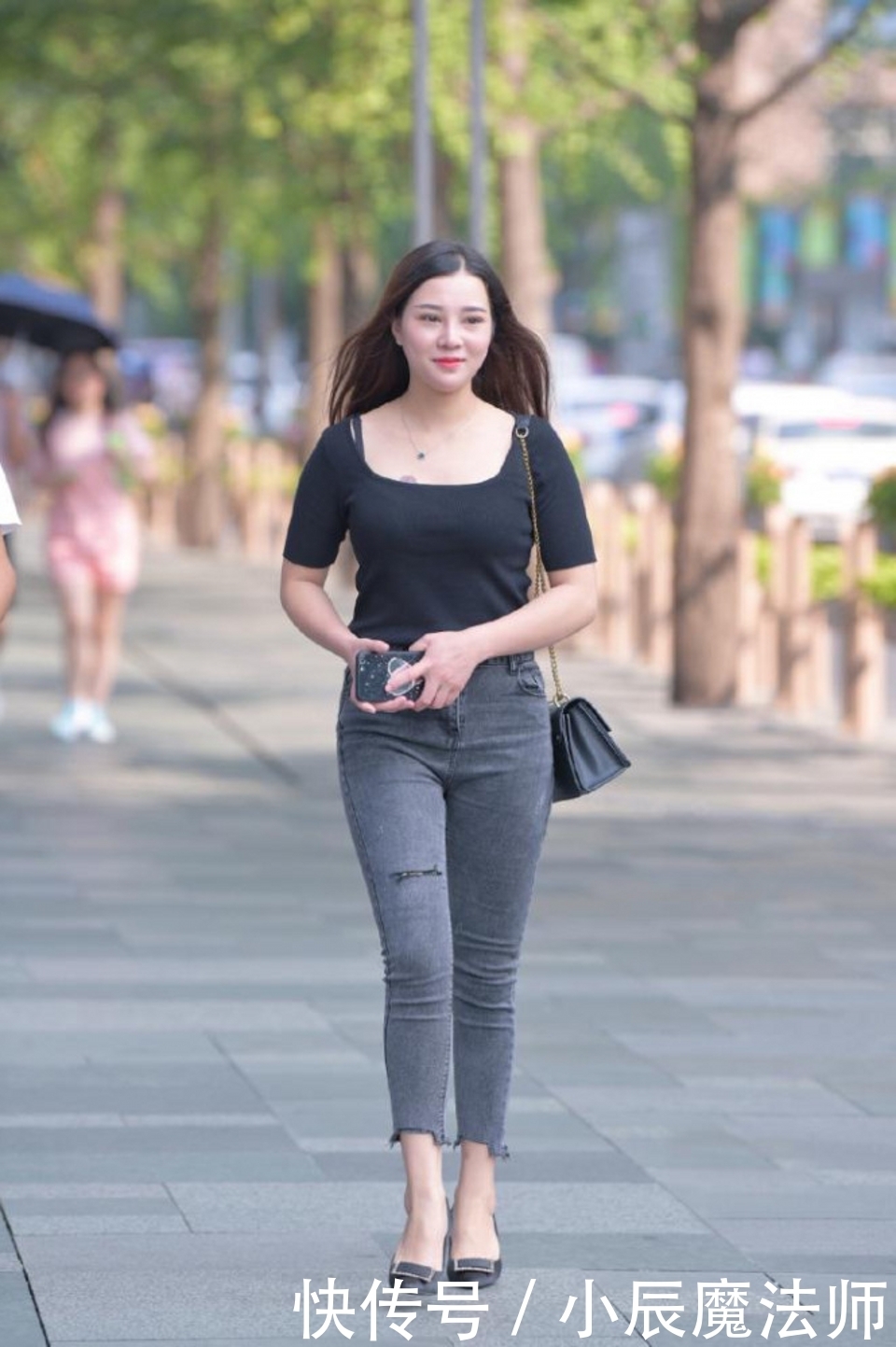 高腰款式|路人街拍,美女穿横条纹的半袖,腰线被提升得很高