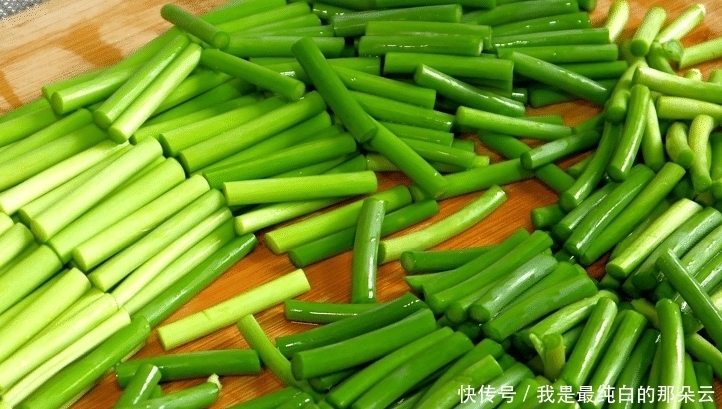 炒蒜薹时,别直接下锅炒!多加2步,香脆嫩绿,老人孩子要多吃