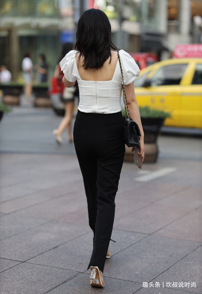 经典“黑白配”,既有气质又显身材,让你轻松“胜人一筹”