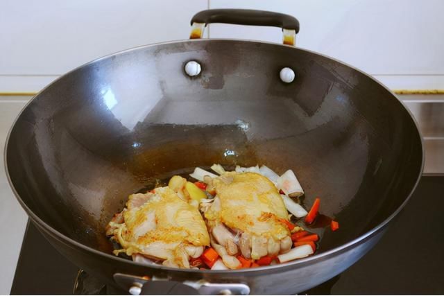 让人无法抗拒的鸡腿饭，香浓入味还嫩滑，大人小孩都爱吃