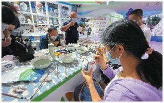 葫芦$文旅博览会吸引各年龄段参观者：假日逛展会快乐收获多