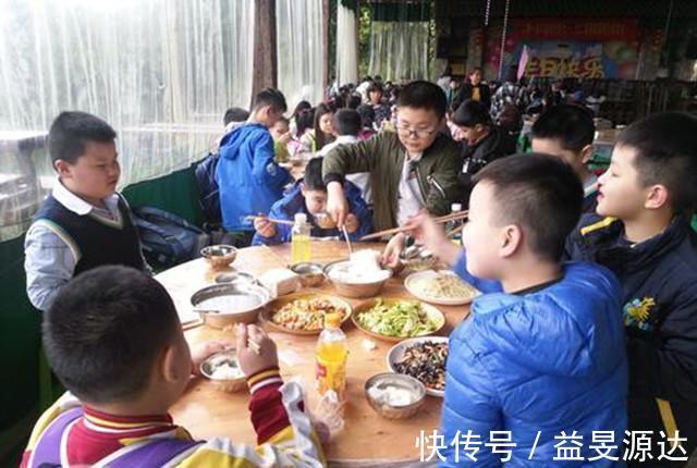 教养|孩子有没有教养,一顿饭就能够看得出来,儿时打好基础很重要