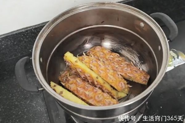 菠萝皮别再当垃圾扔掉了，放锅里煮一煮，解决家家户户的大难题！