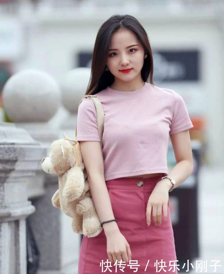 橘色|橘色修身短袖,搭配白色半裙热裤,精美时尚又显得十分的优雅大气