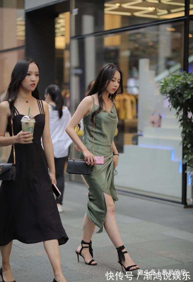 高雅|与闺蜜逛街怎么站C位美女穿“连衣裙”秀身材，时尚又优雅