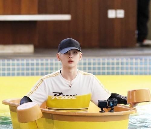 一瞬|上《跑男》不让染发，注意周震南咋掩盖金发的掉水里一瞬笑翻了