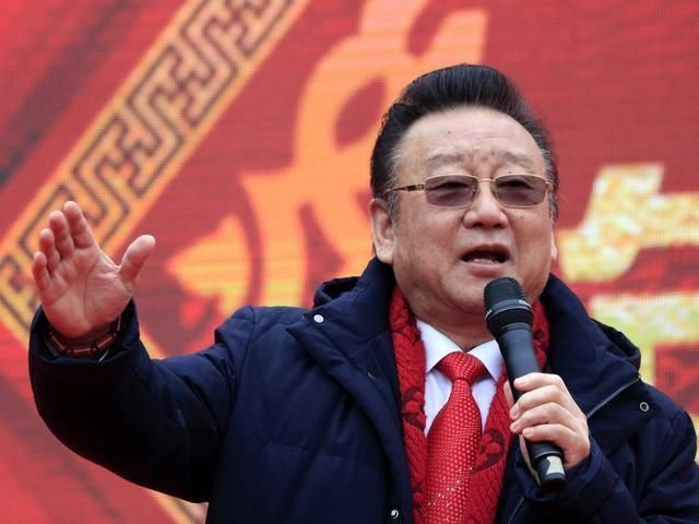 歌唱家蒋大为在国外坐吃山空,回国捞金一首歌18万,女儿已入外籍
