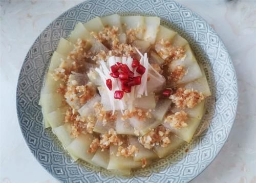  做法|冬季，这是金银蒜蓉酱汁的做法，冬瓜清淡味美颜值高，给肉都不换