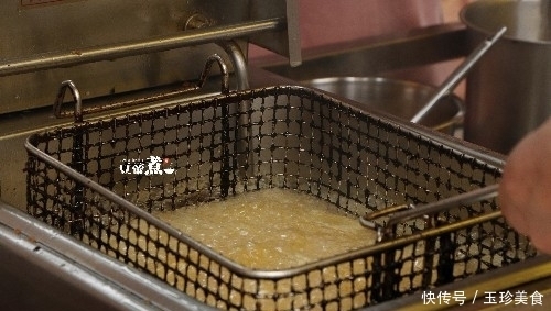 藏身拐角巷弄,一家小破店,只卖两种吃的,排队都排到大街上去了