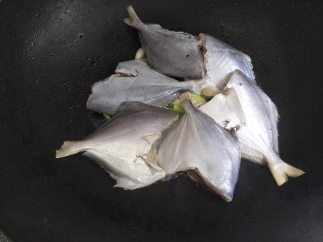 炖鱼时，先煎鱼还是先加水？教你炖鱼小妙招，鱼肉完整不碎