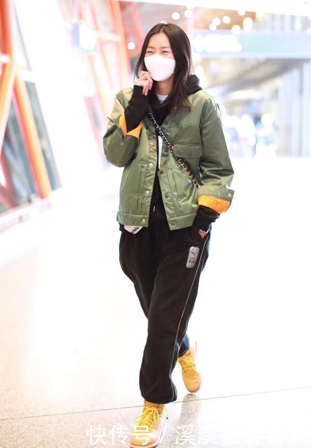 刘雯又把卫衣穿火了，这么搭配保暖舒适又时髦，特适合秋冬季