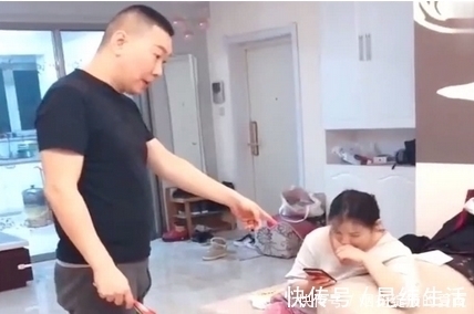 宝宝|爸爸假装打妈妈,双胞胎宝宝的反应暖心,感觉爸爸才是意外