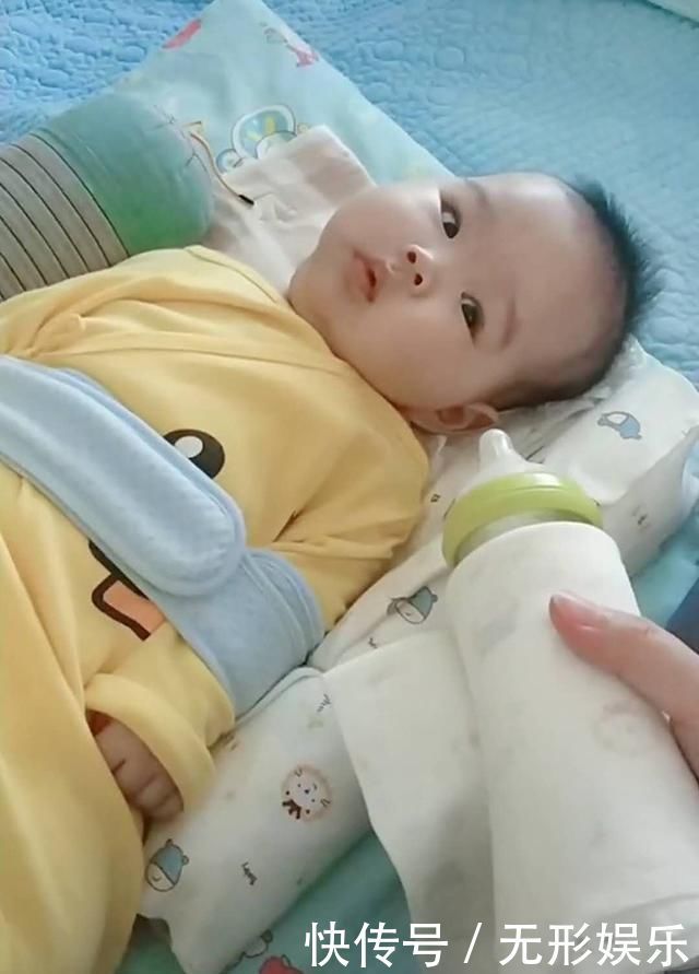 捆绑|宝宝被妈妈“捆绑”喂奶,宝宝扭头拒绝萌翻了,网友笑称士可杀不可辱