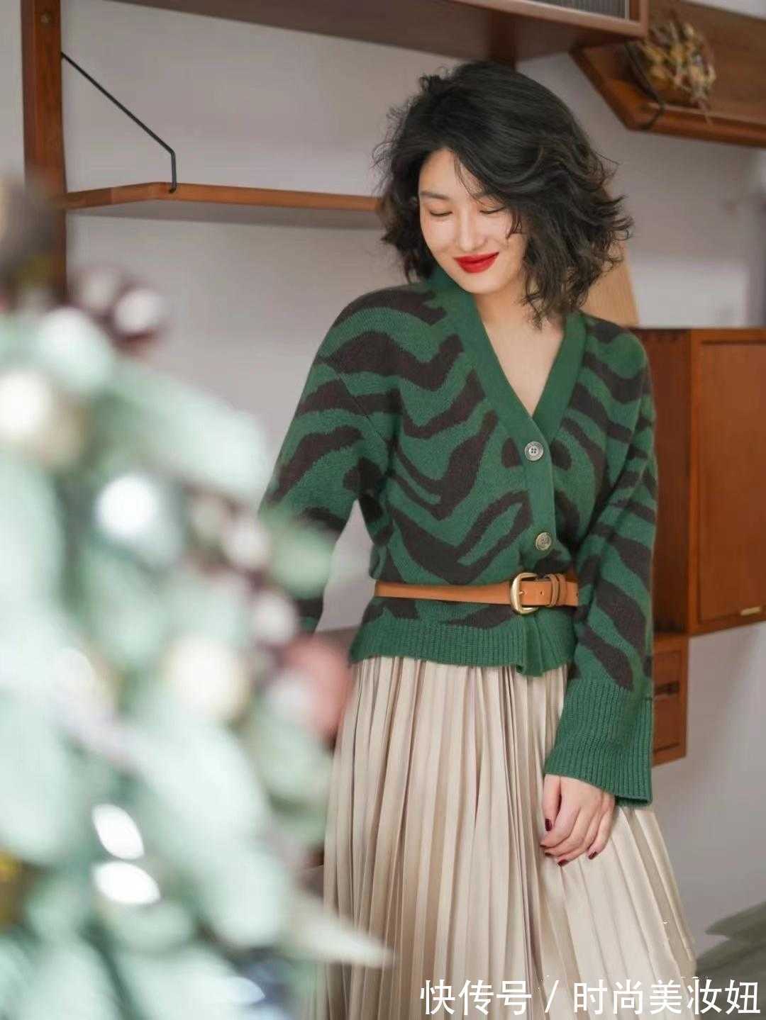 驼色 超显气质的“撞色”穿搭,每一套都很复古优雅,适合40岁女人