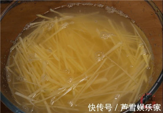 炒土豆丝|才知道，炒土豆丝先用水冲就错了，教你饭店的诀窍，脆嫩不粘锅