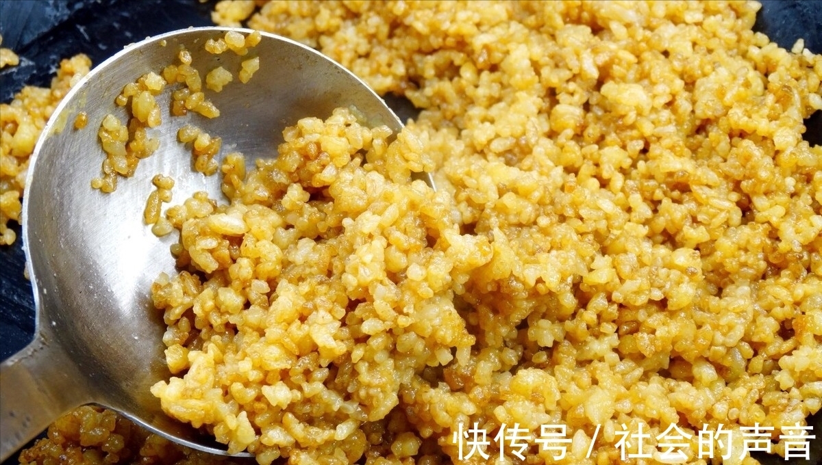 搅拌均匀|酱油炒饭，要想颜色红亮味道香，米饭粒粒分明，还得多做这一步