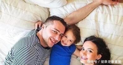 同床睡|7岁男孩和妈妈同床睡,引发悲剧,孩子这些表现说明应该分床睡了!