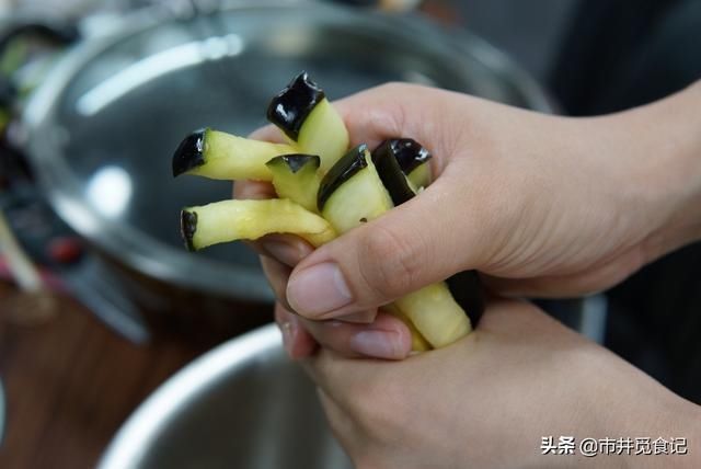 豆角|做茄子烧豆角，多加一步，茄子香软，豆角入味，吃的盘底都不剩