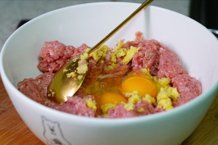 炸丸子，记住不要放面粉和生粉，换成2味料，炸出来又香又酥脆