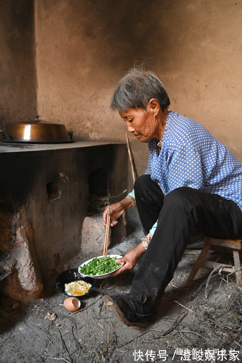 农村大娘炒菜不用锅，一把舀饭勺搞定，炒一勺菜夫妻二人吃不完