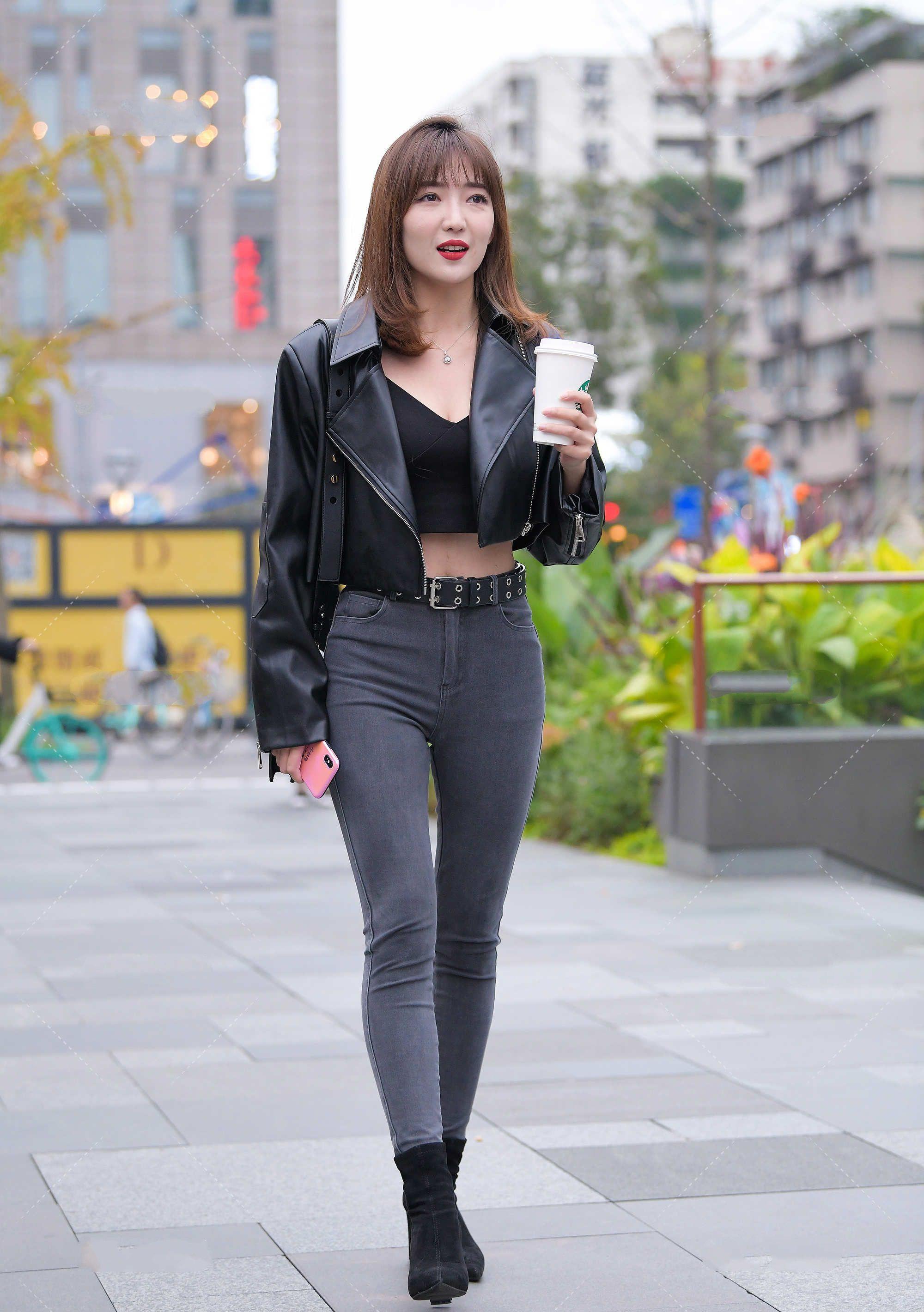 女孩|酷飒女孩必备的皮夹克,这样搭配,更显强大气场