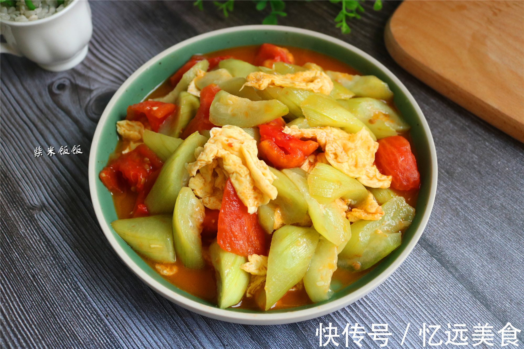 西红柿|它是夏季时令菜，和西红柿是绝配，简单一炒，鲜甜多汁吃不够