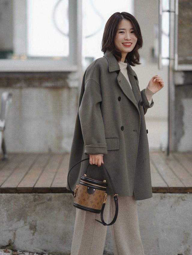 毛衣 中长款大衣的搭配指南,秋冬这样穿百搭又好看,照着穿都不会错