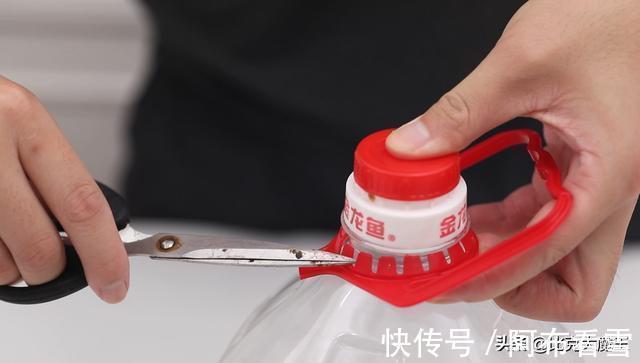 妙用|油桶提手我都要留着,放厨房和卫生间作用超棒,解决家里烦恼事
