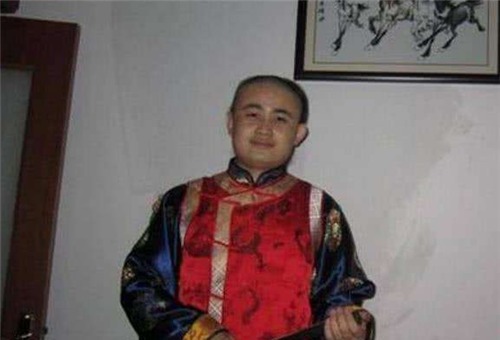 回复|他自称大清“皇室”后裔，参加节目要求观众跪安，网友的回复亮了