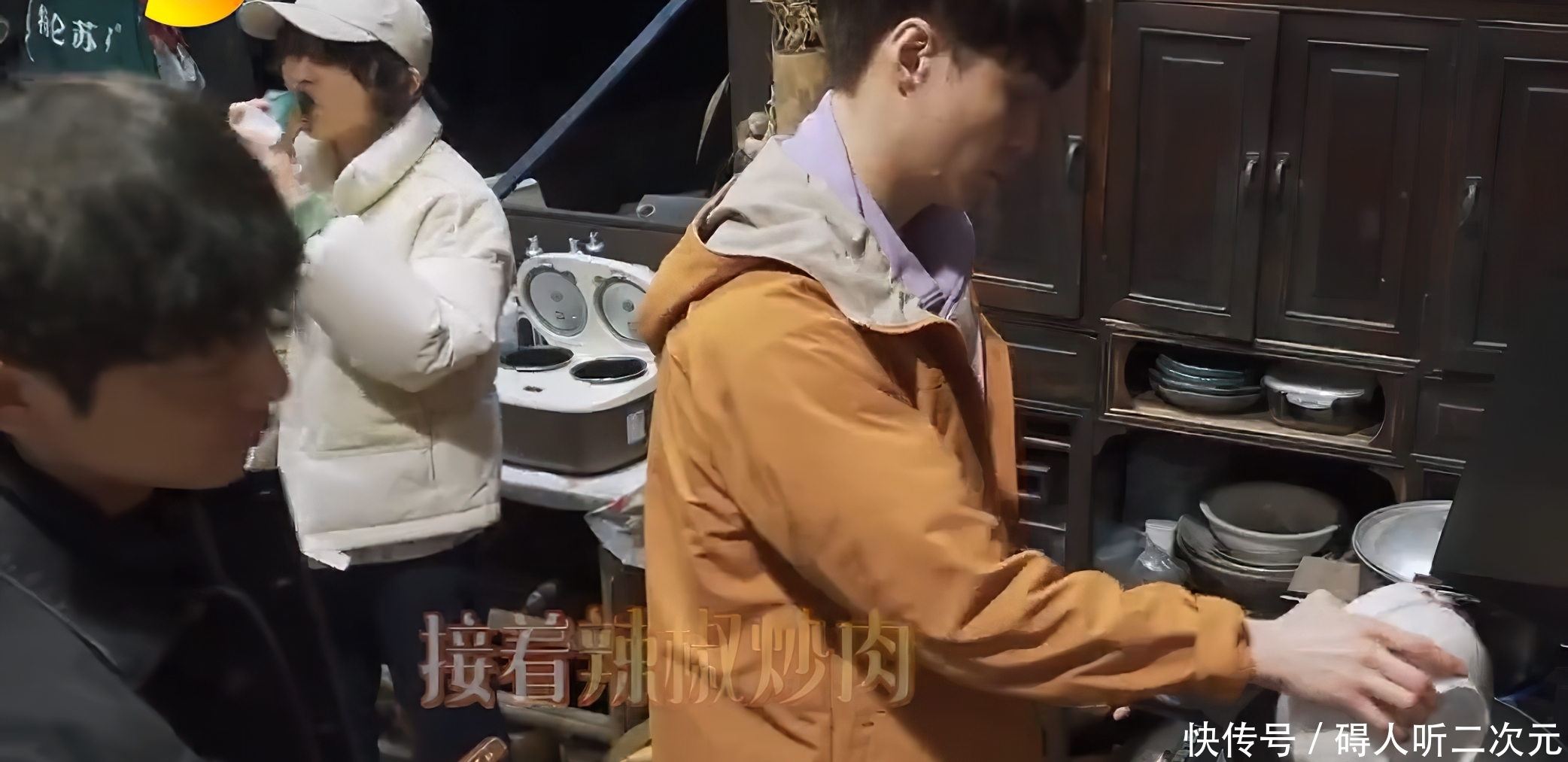 《向往6》张子枫做手拌菜,看她拿啥撒调料的?这谁能吃得下