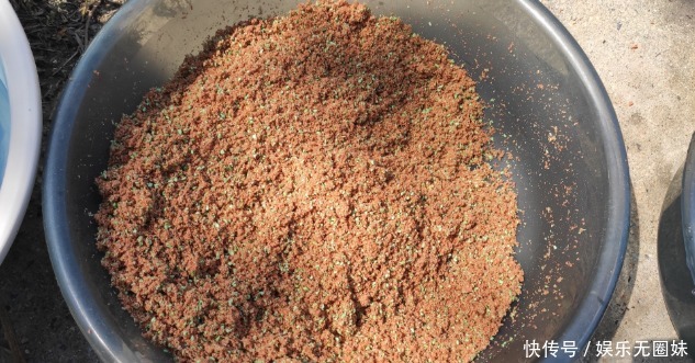 钓了大半辈子的老头说啥也不告诉我秘方,最后一顿饭才完美解决