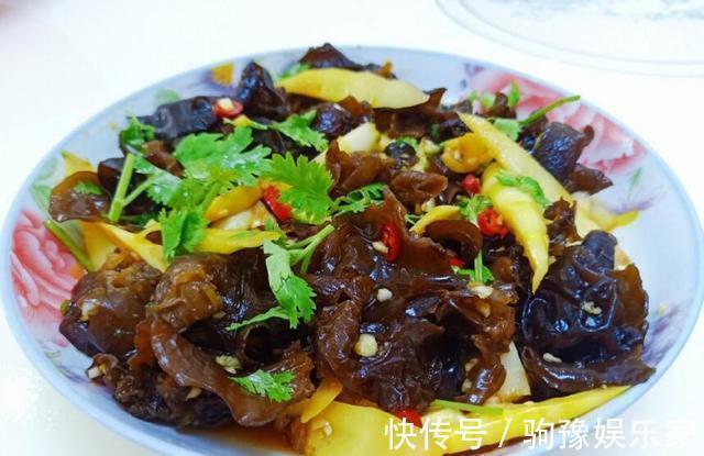 甜面酱|美食推荐青椒回锅肉、酸辣肥肠、青椒干煸五花肉、野笋拌木耳