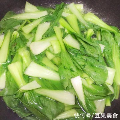 油菜这做法很多人没吃过，不炒也不烧，做出来麻辣脆爽，太好吃