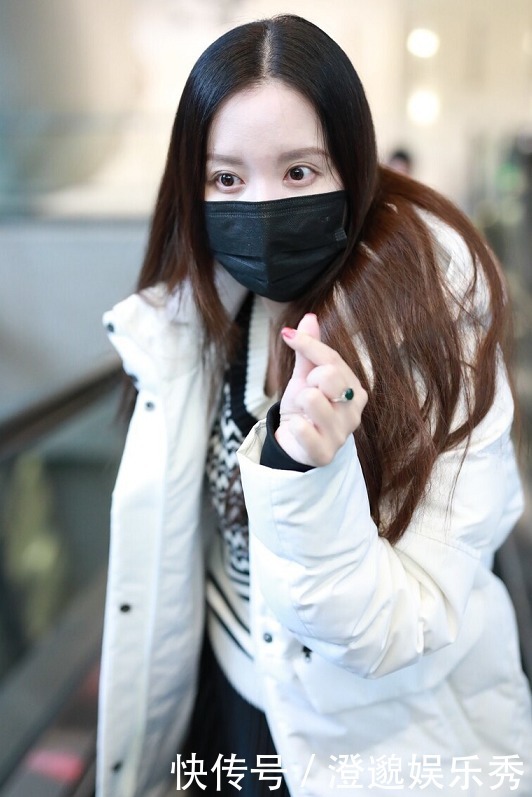 张萌真会穿，白色长款羽绒服搭配百褶裙优雅大气，女人味十足