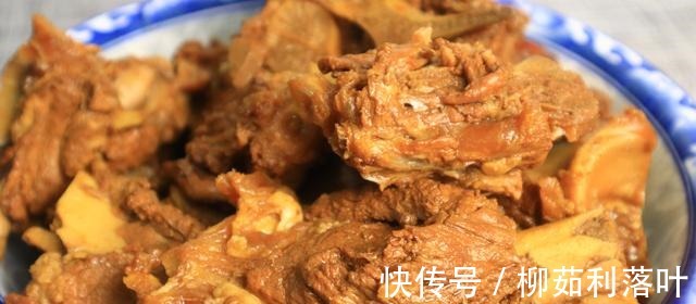 酱大骨头的家常做法,配料和做法毫无保留,肉香软烂特别解馋!