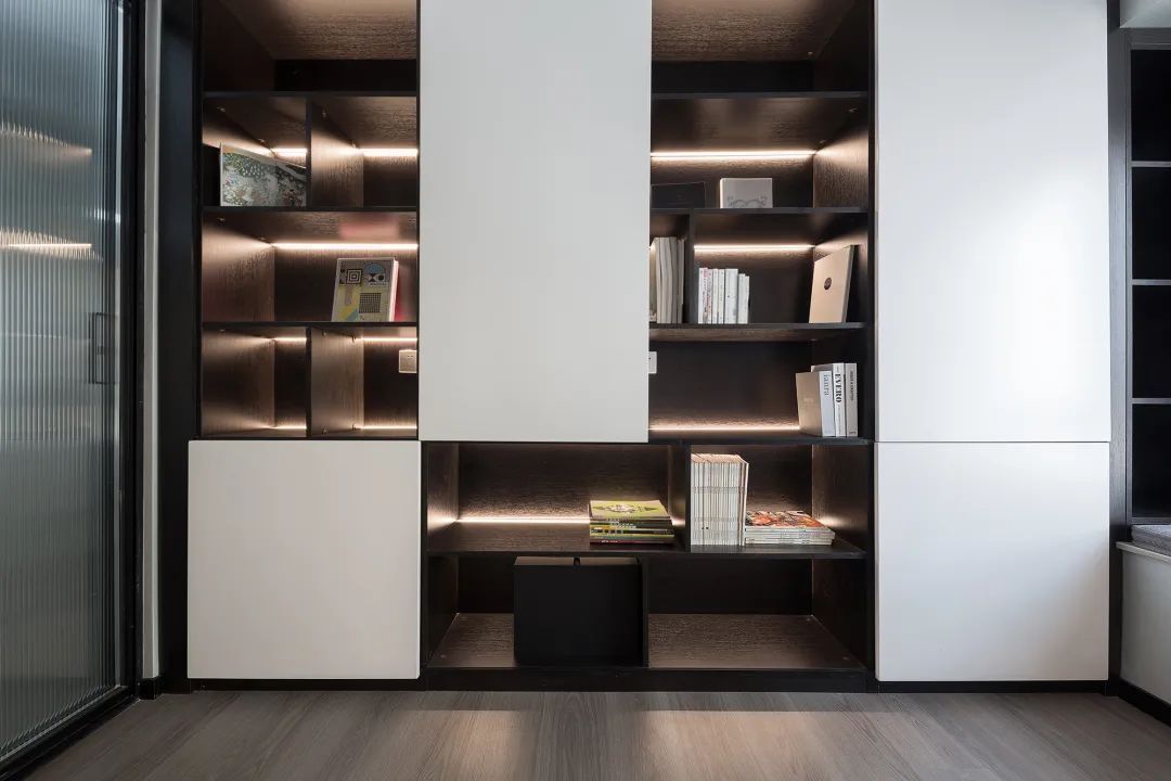 布置|125㎡现代黑白灰+木质感,简雅舒适无主灯,品质生活好自然