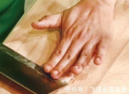 鸡肉这道菜跟我这样做鲜香滑嫩，色泽美观，荤素搭配合理！