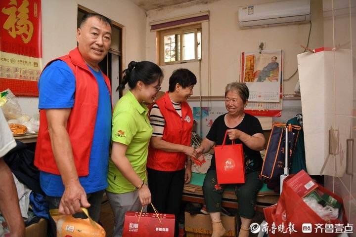 祝福@全国道德模范和志愿者为社区特需家庭送中秋祝福