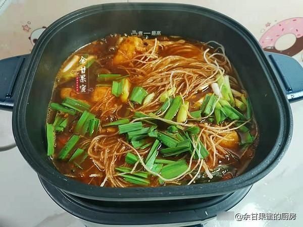 此菜上桌家人夸，三种食材烩一锅，咸鲜味美的下饭菜，又光盘了