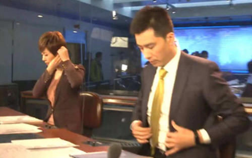主持人|新聞直播結束，為啥要放主持人收稿子的畫面原因曝光太過高明