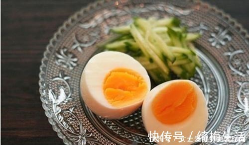 du水煮蛋，用清水煮那是“外行”，水中多加这两样，鸡蛋又鲜又嫩