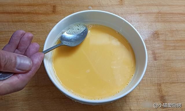 鸡蛋豆腐蒸虾仁，制作方法简单，营养好吃可口，老人小孩都喜欢吃