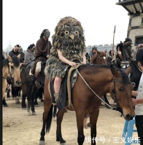 |搞笑GIF趣图:当它坐下水花飞溅的那一刻,一看就是大佬