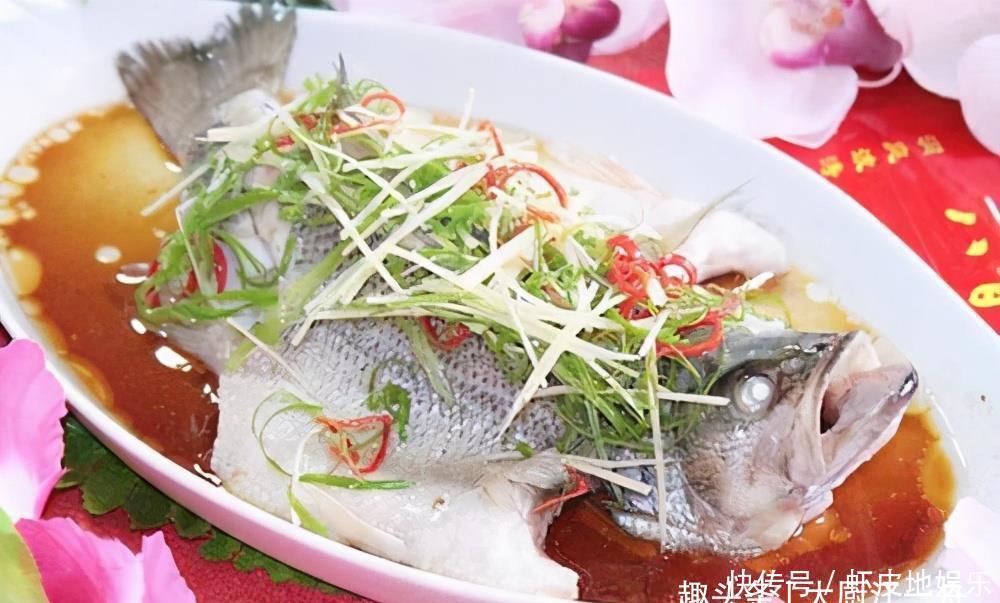 过年做清蒸鱼,冷水还是热水下锅?许多人做错了,难怪鱼肉不好吃