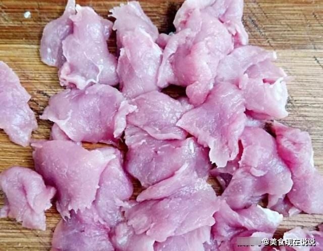 大厨：不管腌什么肉，别只放盐，多加“2种料”，肉质嫩滑炒不老