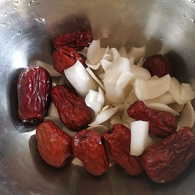 银耳百合炖雪梨