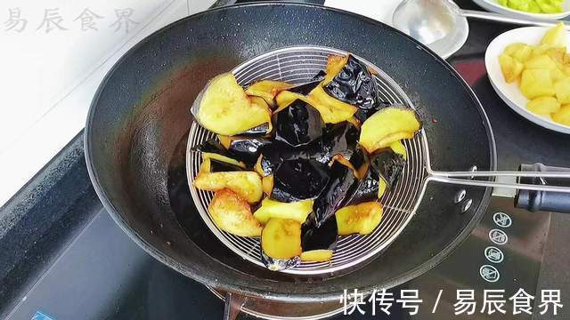 茄子土豆青椒，又一道东北名菜地三鲜，请叫它素菜领袖-地三鲜